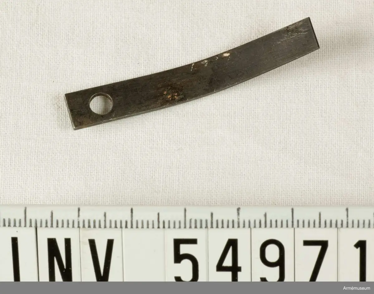 Grupp E VIII. 

Del till pipa. Nr 4 (av fyra) i tillverkningsordningen. Fjädern är inte nummermärkt.
Gevärsdel t 1867 års gevär m/1867; en av c:a 400 delar.