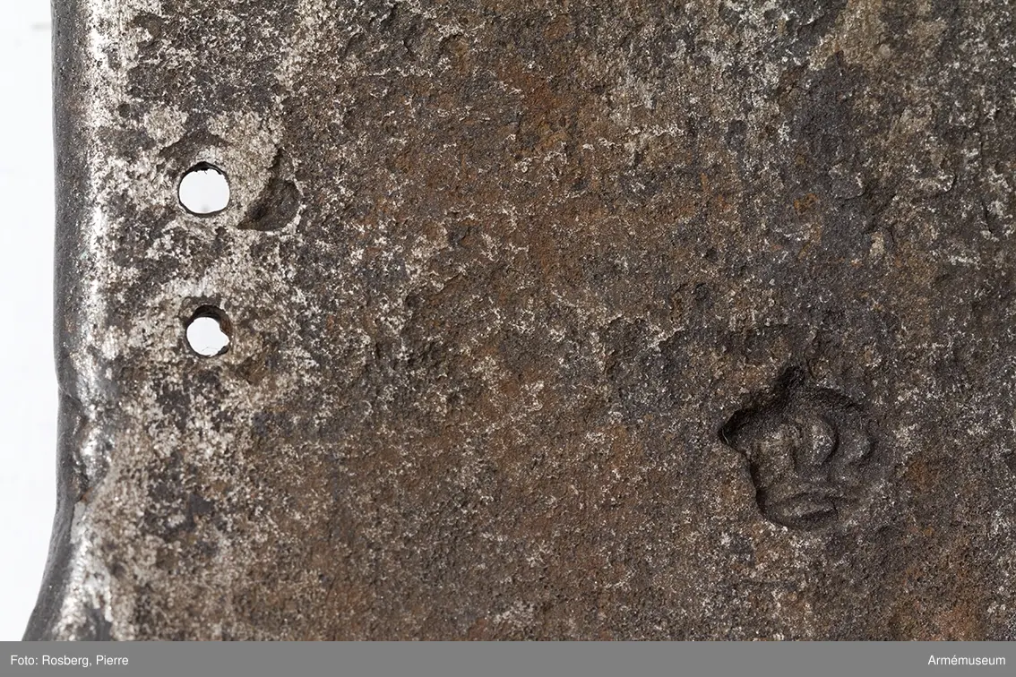 Grupp D IV.
Bröstharnesk, 1683 ca. På framsidan mästarestämpel E S .: ej synligt kulmärke. På  insidan till vänster kronstämpel, till höger 18.