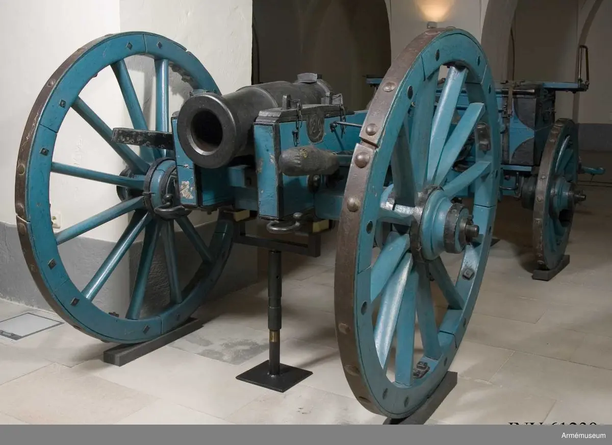 Mått: BOTTENSTYCKET Bottenstyckets största diameter 24,5 cm, Bottenstyckets minsta diameter 24,5 cm, Kammarsiraternas bredd 5,5 cm, TAPPSTYCKET Tappstyckets diameter ca 28,5 cm, Tappstyckets läge 23,5 cm, Tappstyckets bredd 25,5 cm, Tappskons läge 32,5-33 cm, Tappläge I 34 cm, Tapplängd 9,5-10 cm, Tappdiameter 9,5 cm. LÅNGA FÄLTET Långa fältets största diameter 26 cm, Långa fältets minsta diameter 23 cm, Trumfens största diameter 28,5 cm.

Haubitsen är ett enkelt eldrör, med förtjockat tappstycke. Druvan är platt-kulformig. Bottenstycket. På kammarsiraterna finns ett runt, genomgående hål för riktinstrumentet samt 2 st mötande, mindre hål, för instrumentets fasthållande (det undre av dessa är gängat, men skruven saknas). Fängpannan är nedsänkt, skålformig, strax framför kammarsiraterna. Omkring fängpannan inskriptionen  (inristat) I. XV. V:. N.Tappstycket. Tappskivans form samt tappens placering på denna, vänstra tappen sedd från vänster, se bilaga. Den vänstra tappen bär årtalet 1816, den högra tappen är märkt  ÅB, båda i rundrelief. Långa fältet. Trumfen, trumpetförstärkt (mycket kort trumpet). Omkring själva mynningen finns en stämpel, se bilagan.