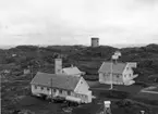 Skrivet på baksidan: Utsira fyr med väderstation och bostäder. I bakgrunden det sydliga av de två tornen av 1844 års fyrar. 20/8 1967
Fotograf: Henning Henningsen
Fotot taget: 1967-08-20