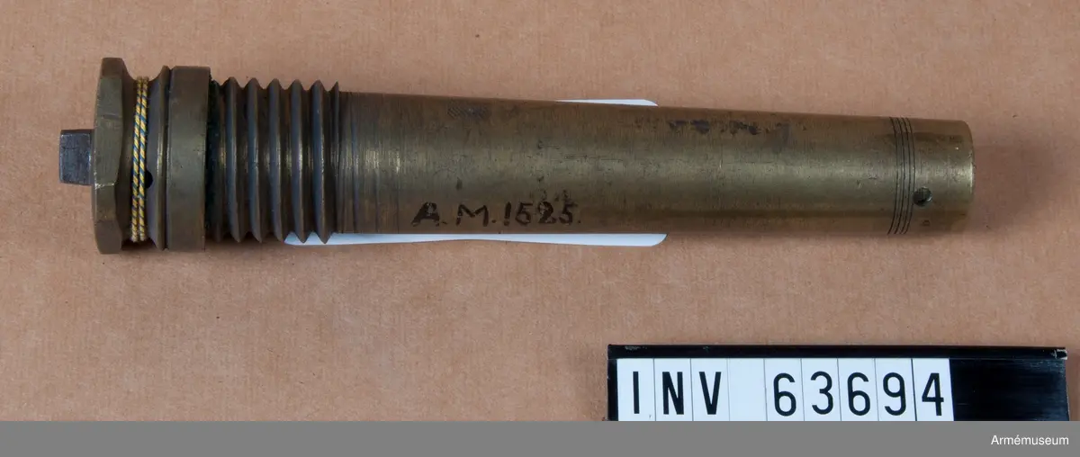 Tomt brandrör. Av metall. Till 23 cm (7") bomb vid skjutning ur bombkanon.