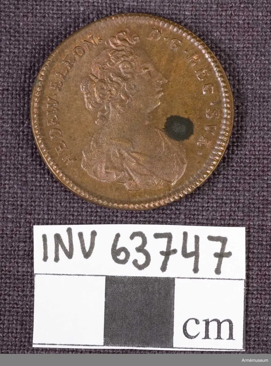 Medalj av 6. storleken. Drottning Hedvig Eleonora. Freden i Oliva den 3 maj 1660. Medaljen är av brons och pärlkantad på båda sidor.

ÅTSIDAN: "HEDEV.ELEON. D.G.REG.SVE". Bröstbild åt höger med pärlsnöre i nackhåret samt mantelveck.

FRÅNSIDAN: "CONCEDAT.LAVRVS.OLIVAE". En stående Minerva i rustning. Den högra handen är uppsträckt och håller en olivgren. Den vänstra handen håller ett spjut och en lagerkrans. I avskärningen "Die 3 maj 1660".