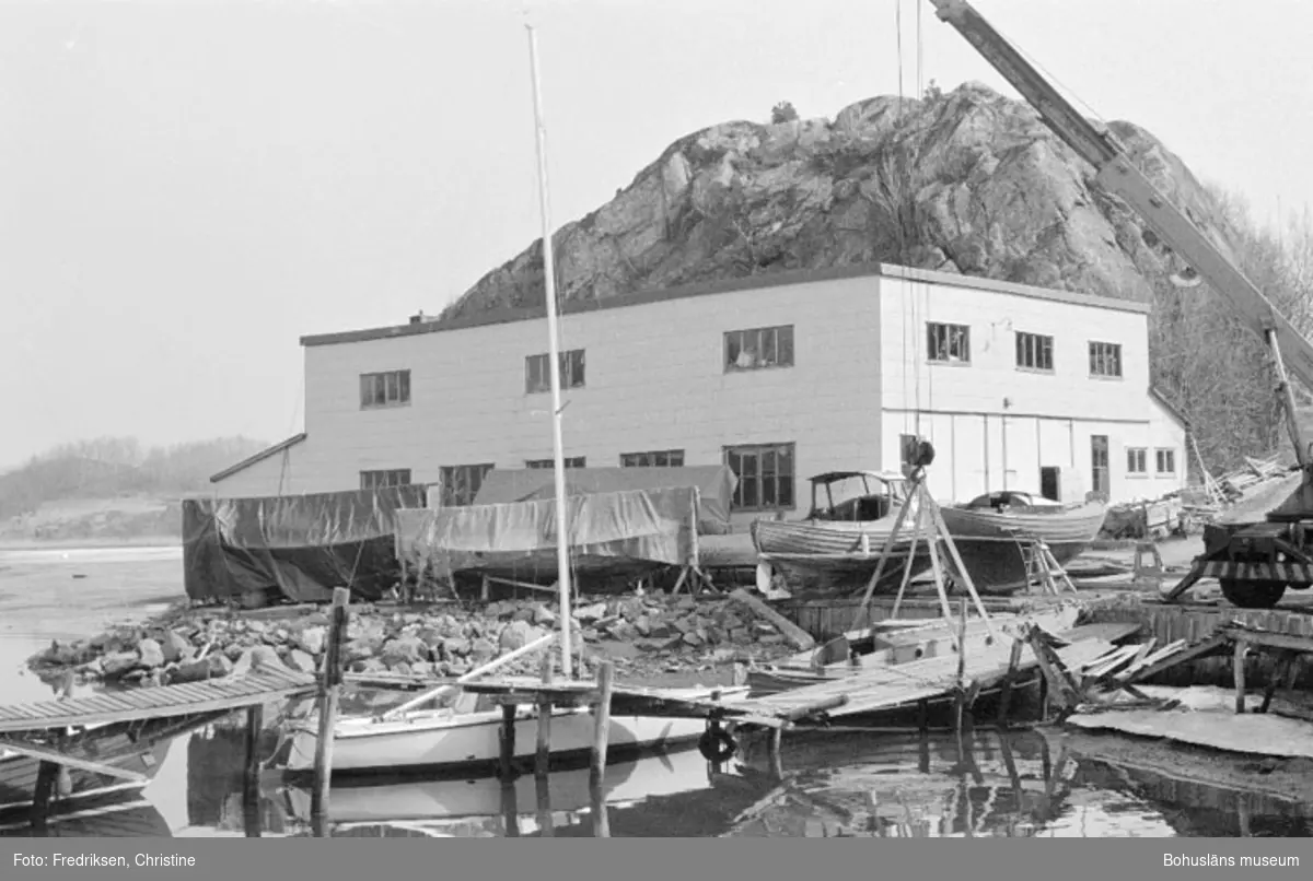 Motivbeskrivning: "Nilssons Båtbyggeri, Bojarkilen, Strömstad. Verkstadsbyggnaden."
Datum: "19800429."
Riktning: Ö.