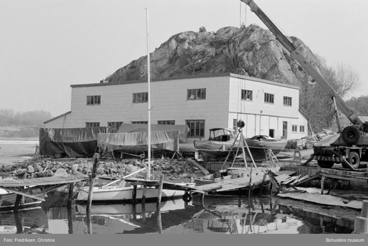 Motivbeskrivning: "Nilssons Båtbyggeri, Bojarkilen, Strömstad."
Datum: "19800429."
Riktning: NÖ.