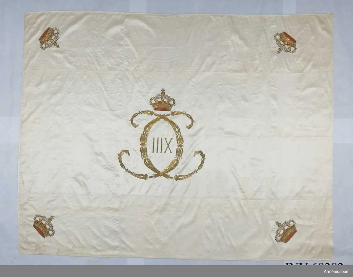 Duk: Tillverkad av enkel vit sidenkypert, sydd av tre horisontella våder. 

Dekor: Broderad, Karl XIII:s namnchiffer, dubbelt C inringande XIII, krönt med sluten krona. Slutna kronor i hörnen. Dukens ytterkant skodd med vitt siden, 15 mm bred.