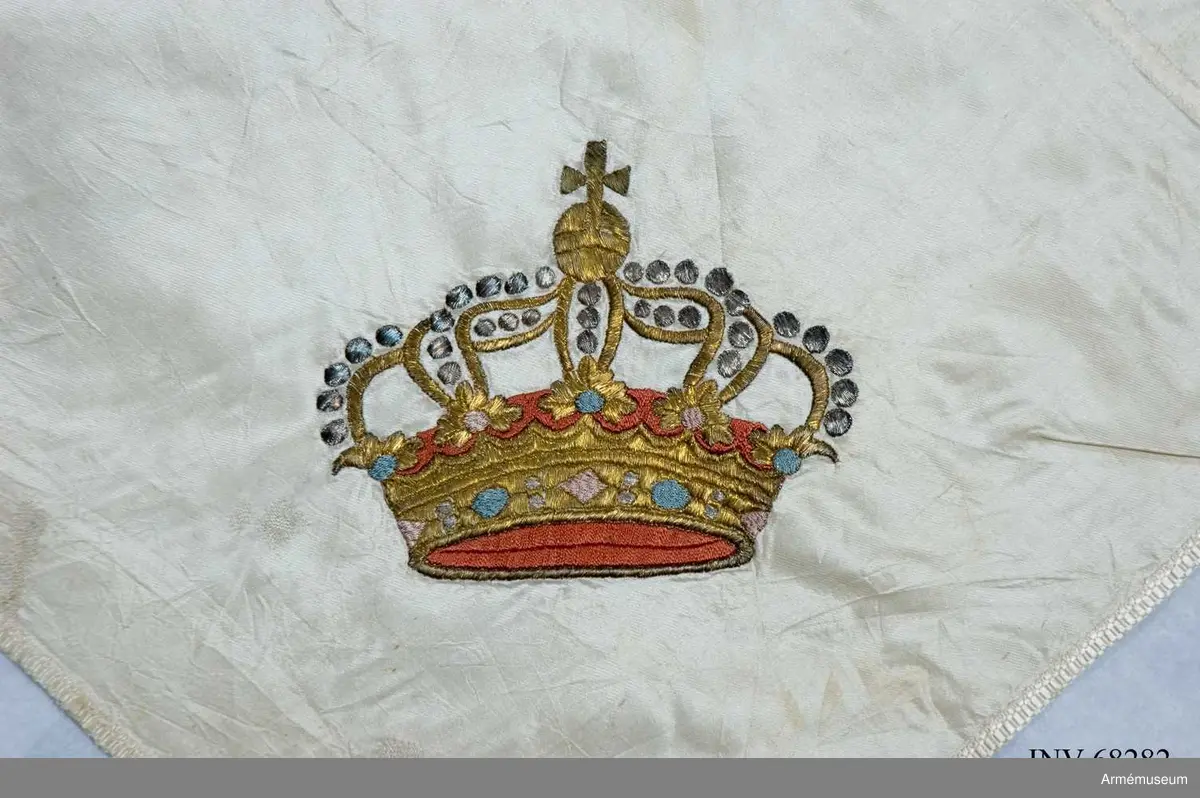 Duk: Tillverkad av enkel vit sidenkypert, sydd av tre horisontella våder. 

Dekor: Broderad, Karl XIII:s namnchiffer, dubbelt C inringande XIII, krönt med sluten krona. Slutna kronor i hörnen. Dukens ytterkant skodd med vitt siden, 15 mm bred.