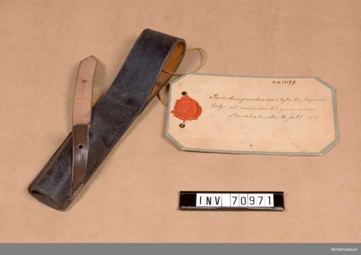 Grupp C:II. 
Vidhängande modellapp: "Förändringsmodell 1911 å hylsa till bajonettbalja, att användas till gevär m/1896. Stockholm den 16. Juli 1912.".