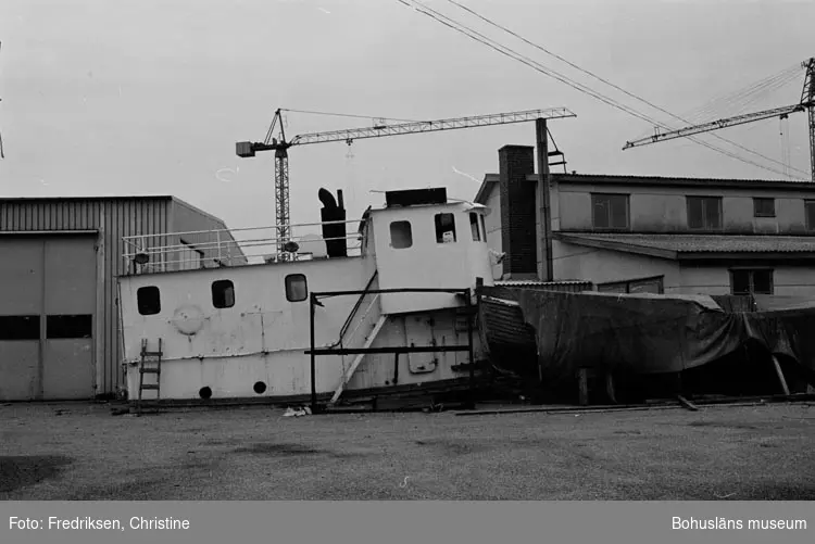 Motivbeskrivning: " Öckerö Båtvarv. Till vänster i bild verkstadsbyggnad uppförd 1974. till höger kontor- och snickarverkstad".