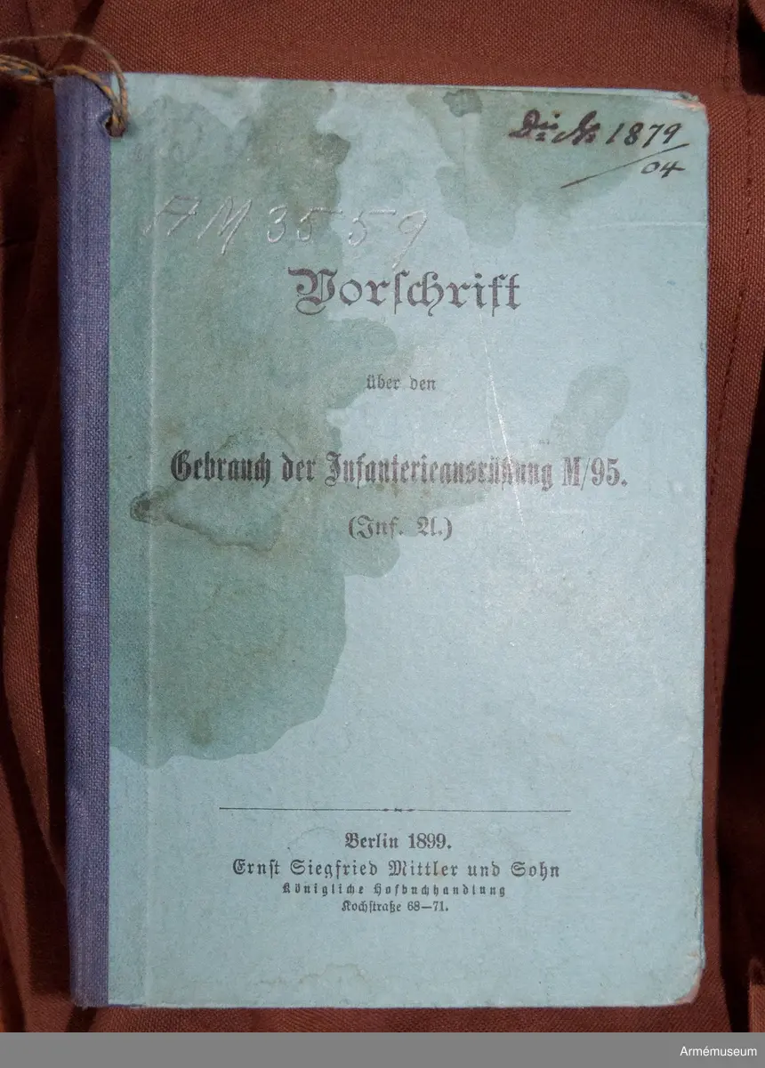 Innerhåller stövlar m/1884, långkalsonger m/1903, instrumentbok, tre delar till tältstång, tältpinnar, två matpåsar tre dosor för fett, en påse i kläde, ett kokkärl och en konserv. 
En del av utrustningen är från år 1904.

I de två hörnen på locket finns små fickor för patroner och tältutredningen förvaras i ett separat fodral som knäpps fast under locket.

Stövlarna är märkta "3.G.R." på flera ställen och "1884". Sulorna är stämplade "29" och "9½". De är sydda med köttsidan utåt och sulorna är pliggade med träpligg samt försedda med klackjärn. På den ena stövelns hälla bak sitter en etikett med text: "Tyska stöflar bekommna år 1884".

Långkalsongerna är 115 cm långa, har en bakficka på högra sidan och en mindre framficka för fickur samt ett tygband för att fästa urets kedja. De är tillverkade i kypertvävd bomulls och har bomullsband vid anklarna och i linningen samt knappar för hängslen och i gylfen. Knapparna är tillverkade i zink. De är på insidan märkta "B.A.G. 1903". Urfickan och bandet i linningen daterar dem till m/1903.

Den vidhängande boken beskriver hur utrustningen ska packas. Boken heter: "Vorschrift über den gebrauch der Infanteriausrüstung m/95 (inf. U.)". Tryckt 1899 i Berlin.

Fodralet till tältdelarna är av m/1896 och tältstångdelarna samt tältpinnarna m/1902. Kokkärlet är av m/1910.

Dateringar och information enl. Ulrich Herr, The German Infantry from 1871 to 1914, vol. 1.