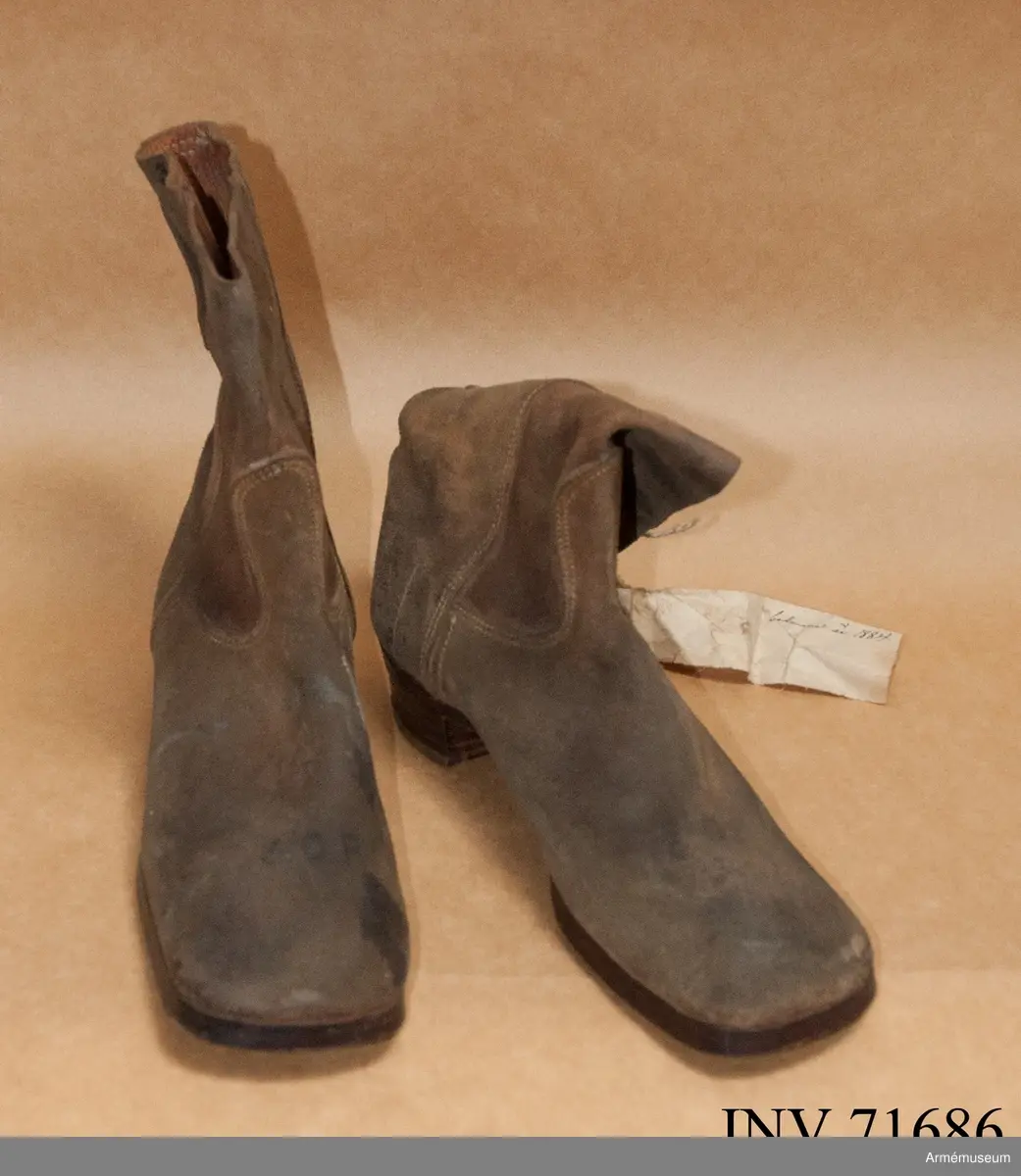 Innerhåller stövlar m/1884, långkalsonger m/1903, instrumentbok, tre delar till tältstång, tältpinnar, två matpåsar tre dosor för fett, en påse i kläde, ett kokkärl och en konserv. 
En del av utrustningen är från år 1904.

I de två hörnen på locket finns små fickor för patroner och tältutredningen förvaras i ett separat fodral som knäpps fast under locket.

Stövlarna är märkta "3.G.R." på flera ställen och "1884". Sulorna är stämplade "29" och "9½". De är sydda med köttsidan utåt och sulorna är pliggade med träpligg samt försedda med klackjärn. På den ena stövelns hälla bak sitter en etikett med text: "Tyska stöflar bekommna år 1884".

Långkalsongerna är 115 cm långa, har en bakficka på högra sidan och en mindre framficka för fickur samt ett tygband för att fästa urets kedja. De är tillverkade i kypertvävd bomulls och har bomullsband vid anklarna och i linningen samt knappar för hängslen och i gylfen. Knapparna är tillverkade i zink. De är på insidan märkta "B.A.G. 1903". Urfickan och bandet i linningen daterar dem till m/1903.

Den vidhängande boken beskriver hur utrustningen ska packas. Boken heter: "Vorschrift über den gebrauch der Infanteriausrüstung m/95 (inf. U.)". Tryckt 1899 i Berlin.

Fodralet till tältdelarna är av m/1896 och tältstångdelarna samt tältpinnarna m/1902. Kokkärlet är av m/1910.

Dateringar och information enl. Ulrich Herr, The German Infantry from 1871 to 1914, vol. 1.