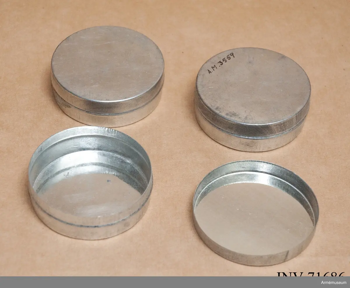 Innerhåller stövlar m/1884, långkalsonger m/1903, instrumentbok, tre delar till tältstång, tältpinnar, två matpåsar tre dosor för fett, en påse i kläde, ett kokkärl och en konserv. 
En del av utrustningen är från år 1904.

I de två hörnen på locket finns små fickor för patroner och tältutredningen förvaras i ett separat fodral som knäpps fast under locket.

Stövlarna är märkta "3.G.R." på flera ställen och "1884". Sulorna är stämplade "29" och "9½". De är sydda med köttsidan utåt och sulorna är pliggade med träpligg samt försedda med klackjärn. På den ena stövelns hälla bak sitter en etikett med text: "Tyska stöflar bekommna år 1884".

Långkalsongerna är 115 cm långa, har en bakficka på högra sidan och en mindre framficka för fickur samt ett tygband för att fästa urets kedja. De är tillverkade i kypertvävd bomulls och har bomullsband vid anklarna och i linningen samt knappar för hängslen och i gylfen. Knapparna är tillverkade i zink. De är på insidan märkta "B.A.G. 1903". Urfickan och bandet i linningen daterar dem till m/1903.

Den vidhängande boken beskriver hur utrustningen ska packas. Boken heter: "Vorschrift über den gebrauch der Infanteriausrüstung m/95 (inf. U.)". Tryckt 1899 i Berlin.

Fodralet till tältdelarna är av m/1896 och tältstångdelarna samt tältpinnarna m/1902. Kokkärlet är av m/1910.

Dateringar och information enl. Ulrich Herr, The German Infantry from 1871 to 1914, vol. 1.