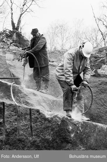 Bohusläns samhälls- och näringsliv. 2. STENINDUSTRIN.
Film: 20

Text som medföljde bilden: "Borrning av spränghål och kilhål. April 1977."