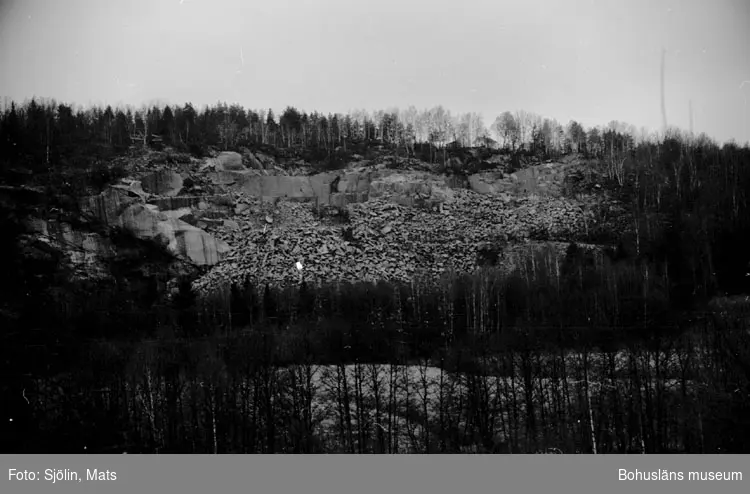 Bohusläns samhälls- och näringsliv. 2. STENINDUSTRIN.
Film: 26

Text som medföljde bilden: "Brottet Hillern Krokstrand. April 1977."