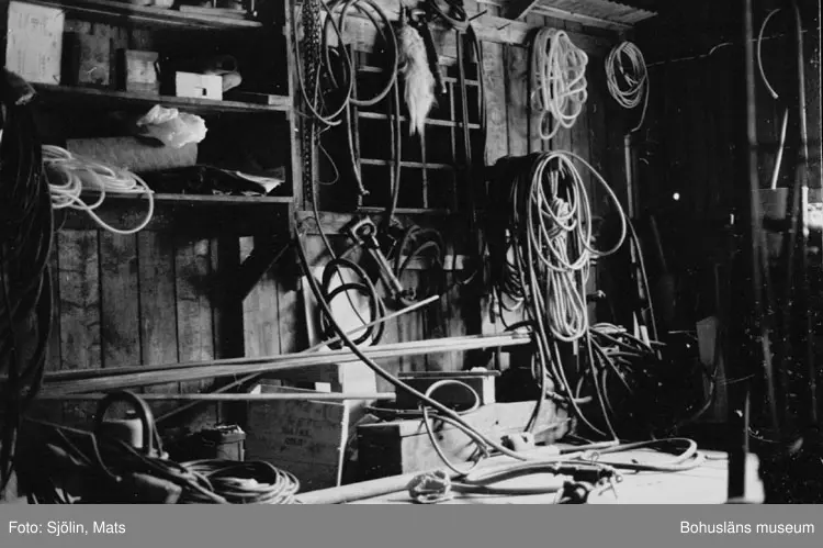 Bohusläns samhälls- och näringsliv. 2. STENINDUSTRIN.
Film: 34

Text som medföljde bilden: "Verkstad". Juli 1977."