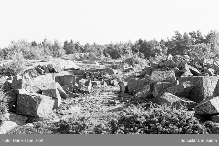 Bohusläns samhälls- och näringsliv. 2. STENINDUSTRIN.
Film: 58

Text som medföljde bilden: "Stenhuggeri: Sotenäset. Foto R.D. Amdal 1979 sommaren".