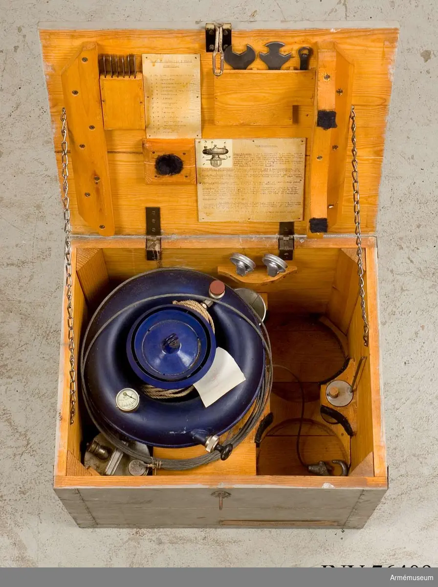 Grupp: I II. 

Lampa av typen Lux Inverella för 200-400 normalljus. Inom det militära avsedd för fältlasarett. Två fotogenkannor á 5 l saknas.