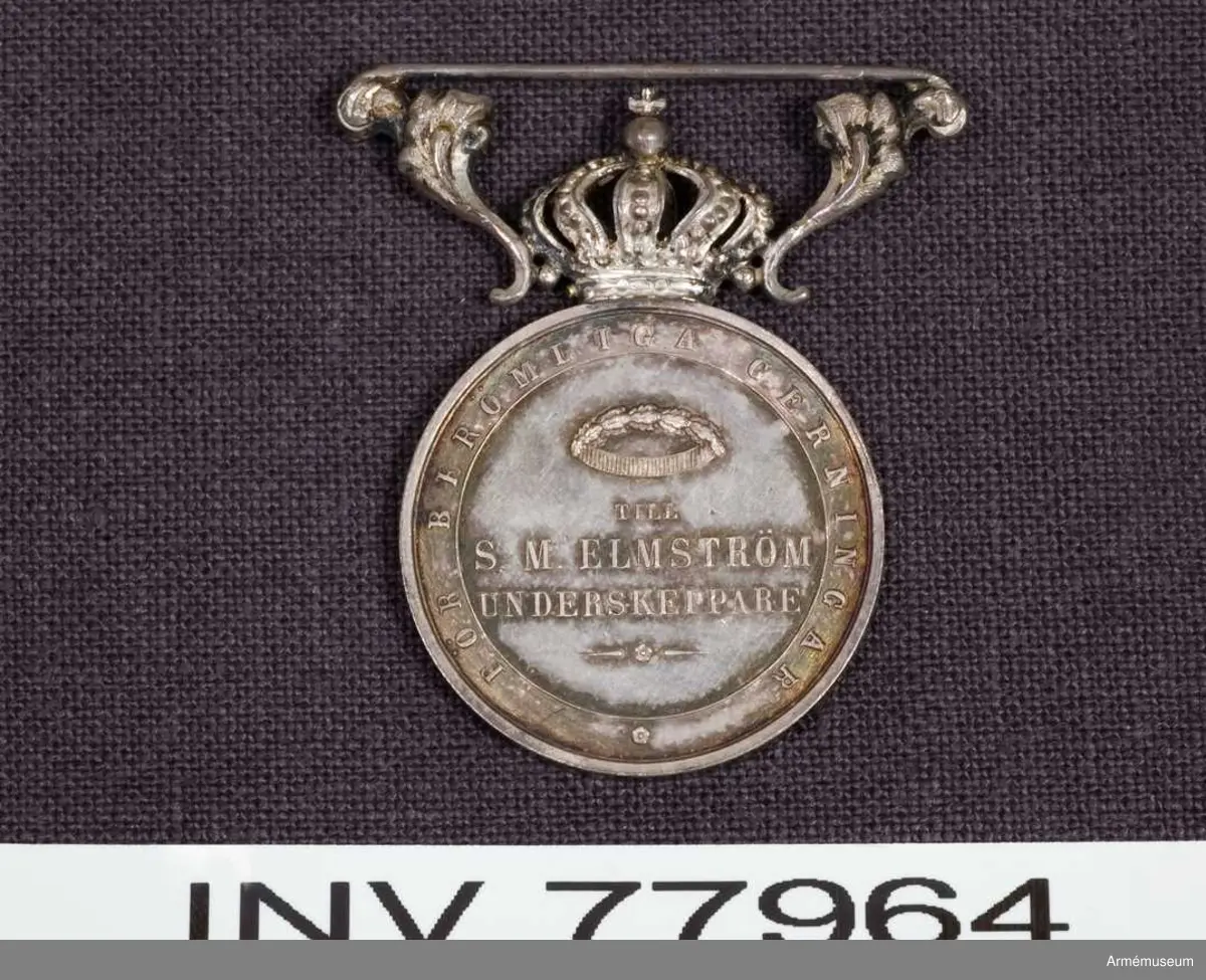 Grupp: M II.
Åtsidan: OSCAR I SVERIGES NORR.GÖTH OCH VEND. KONUNG. Bröstbilden åt höger bar. - Nedanför L.P.L.

Frånsidan: FÖR BERÖMLIGA GERNINGAR på en upphöjd kant ram., på vars nedersta del är en rosett. På fältet överst en liten eklövskrans. Därunder den belönades namn och titel i upphöjda bokstäver. På Museets exemplar står: TILL S.M. ELMSTRÖM, UNDERSKEPPARE, på tre rader. Ovantill är vid medaljen fäst en kunglig krona, omgiven på vardera sidan av ett från kronans botten snett utåt gående eklöv med utåt svängda bladskaft. Ovanför eklövens översta delar och fastsatt vid dessa löper en bandhållare./Beskrivning: Peyron