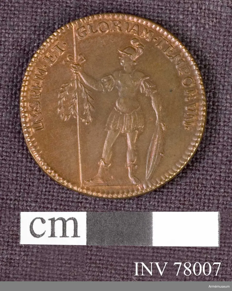 Grupp: M. 
Åtsidan: CAROL. XI. D.G. REX. SVE. Bröstbild åt höger, i harnesk och mantelveck.

Frånsidan: IN SPEM. ET. GLORIAM. TEMPOR VM. Konungen, i antik krigardräkt, står hållande i högra handen en upprätt lans och två lagerkransar, stödjande den venstra på en rund sköld. Medaljen på båda sidor pärlkantad.
(kompl. prn)