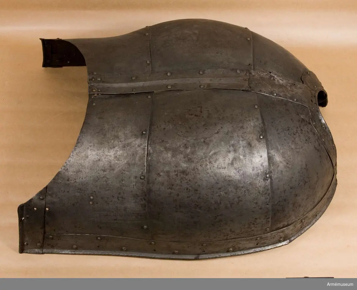 Grupp: K:I.
Beskrivning och redogörelse för ev. reparationer:
Hästrustning 1500 talets förra hälft
Bestående av: Bog och ländharnesk, halsskydd.