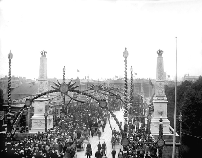 Enligt fotografens noteringar: "Norrbro dekorerad" 
Plats: Stockholm
Datum: 18 September 1897
Tid: Kl 4.30 em.
Ljus: Solsken
Bländare: No 2
Objektiv: Svenska Express
Exponering: Hastighet No: 2 1/2
Framkallning: Hydroechinon, Methol