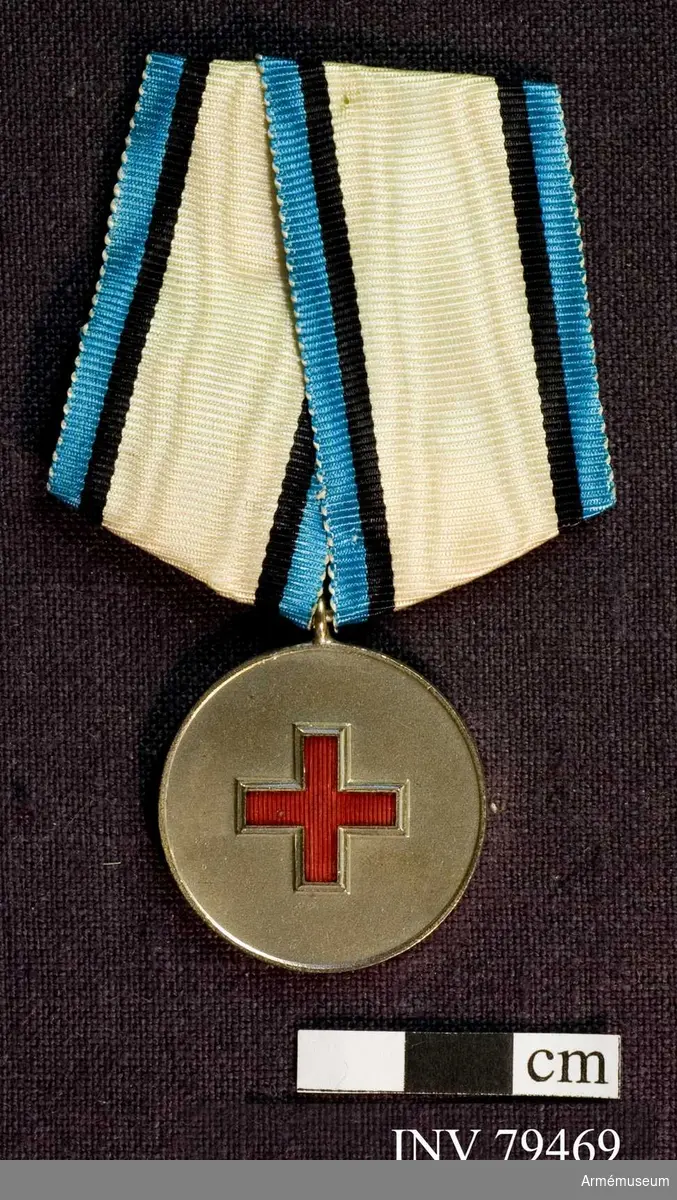 Medalj i silver med Röda Korsets emblem på framsidan. På baksidan står texten: "EESTI PUNANE RIST” (Estlands Röda Korset).

Bandet är av vitt vattrat siden med smala ränder i blått och svart.