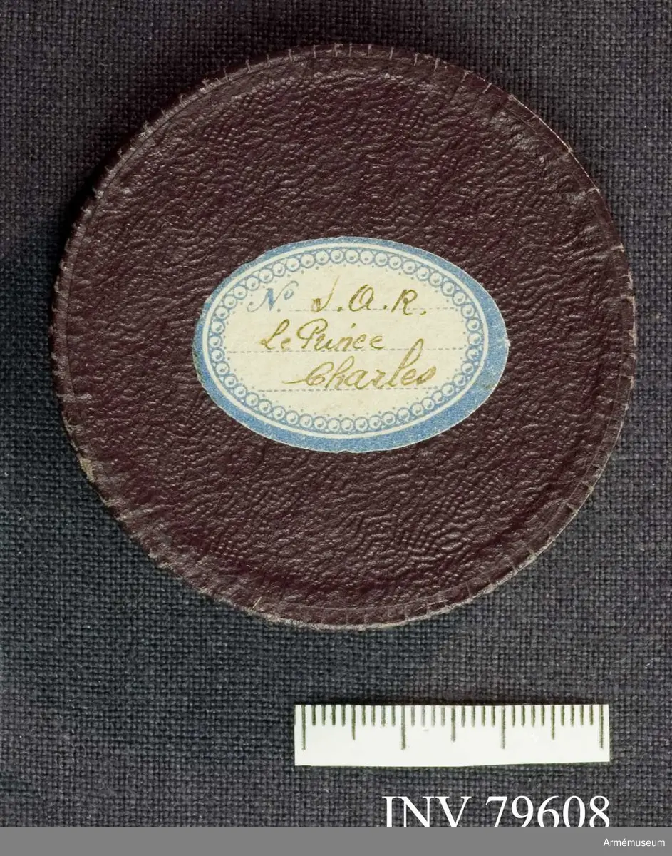 Rund medalj med text på framsidan: "Les amis de l'aviation sanitaire" (Vänner till medicinsk luftfart).

På baksidan "En temoignage de reconnaissance S.A.R. Le prince Charles" (Som ett tecken på tacksamhet HKH Prins Charles).