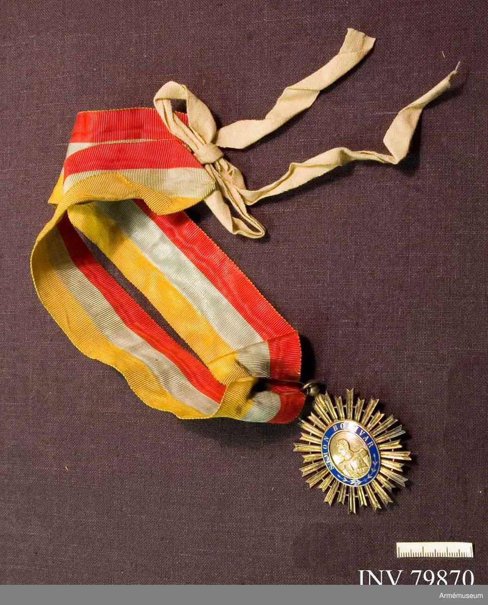 Åtsidan: Bröstbilden, silver relief, åt venster i militär uniform inom en oval silverkantad ram av blå emalj, å vilken i silverbokstäver läses: SIMON BOLIVAR; nedtill två från varandra vända kvistar. 

Utanför ovalen en pärlkant och bakom densamma, utgående från dess medelpunkt 28 längre och kortare silverstrålar, symetriskt ordnade. 

Frånsidan: I strålarnas mitt en ornerad ram; mittpartiet upptages av en sköld innehållande Venezuelas vapen, en sädeskärve, två sablar, två fanor samt därunder, i refflat fält en häst med bakåtvänt huvud.

Ovanpå skölden två korslagda ymnighetshorn, på sidorna en lager- och en olivkvist, samt under skölden ett omkring kvistarna virat band, varpå läses 15 DE ABRIL 1810 LIBERTAD 5 DE IULIO 1813.