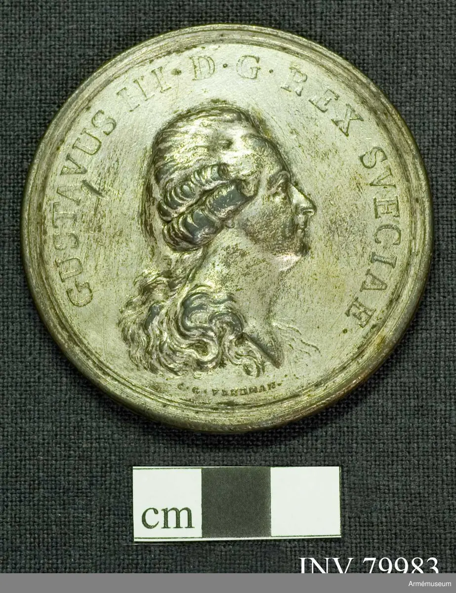 Åtsidan: GUSTAVUS III D.G. REX SVECIAE. Bröstbild åt höger med långt, utslaget, kring halsen uppkastat hår. Nedanför: C.G. FEHRMAN.

Frånsidan: AUGUSTI PRAESIDIO TUTA. Mars står, nästan naken, med ett lätt draperi och kask, hotfullt blickande åt sidan, med ett spjut i högra handen, i den venstra hållande en sköld tecknad med konung Gustafs krönta namnskiffer skyddande framför en sittande kvinna (Göteborg), som bär murkrona (tornkrona) och håller i högra handen ett spjut, i den venstra ett antikt skeppsroder. Vid hennes sida en antik sköld å vilken ses Göteborgs vapen. - I avskärningen: CIVITAS GOTHOB. MDCCLXXXVII. - Vid kanten på fältet: F.