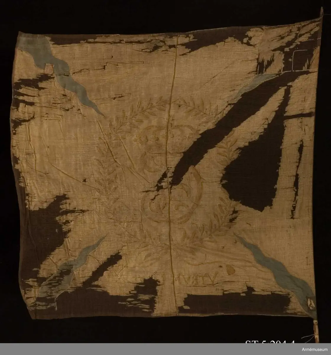 Ursprungligen brandgul duk med blå flammor diagonalt gående från hörnen. I övre stångsidehörnet en dannebrog. I mitten Christian 5's krönta monogram inom en lagerkrans målat i guld. I nedre delen målat mottot "Utrum libet".