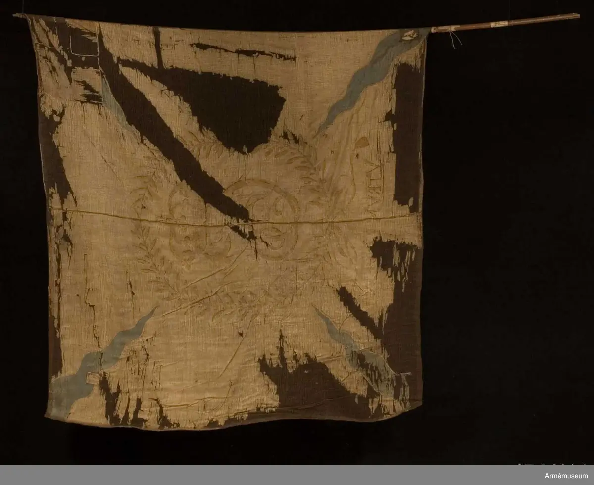 Ursprungligen brandgul duk med blå flammor diagonalt gående från hörnen. I övre stångsidehörnet en dannebrog. I mitten Christian 5's krönta monogram inom en lagerkrans målat i guld. I nedre delen målat mottot "Utrum libet".