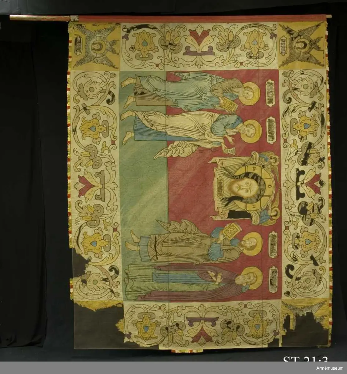 "Ähr en Stoor fahna högh 4 1/2 ahl och lång 5 3/4 ahl, mit uthi är Christi ansichte uthi rödt Damasch på sijodorne 4 helgon, Randen är af Liusblåt damasch, medh påsydt Löfwärk af åthskilligt färgat damasch; Rundt omkring medh silckes frantzar"