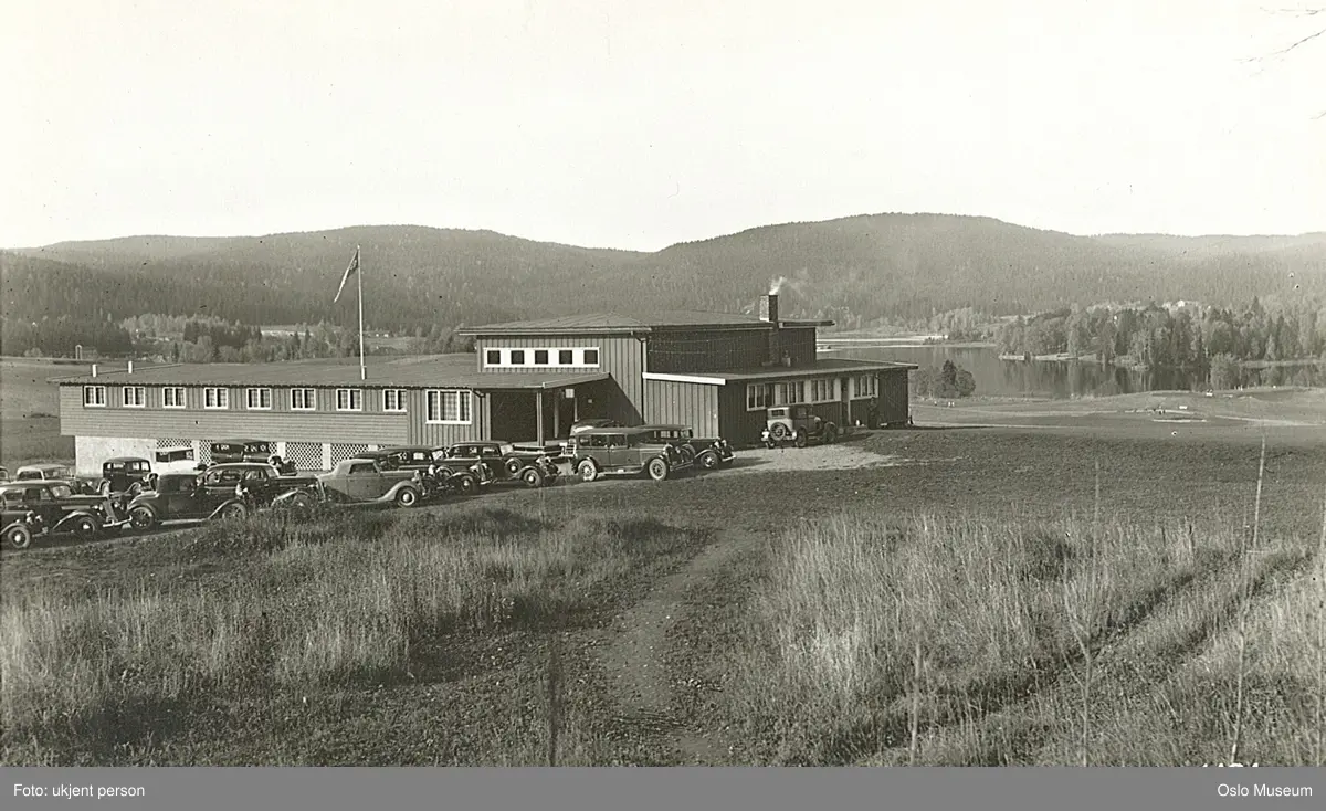 Oslo Golfklubb, klubbhus, biler, golfbane, kulturlandskap, vann, skog