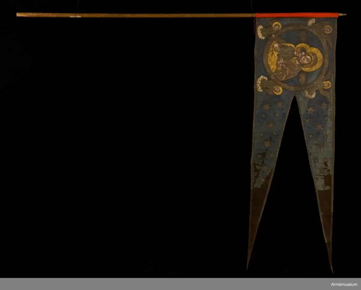 Tvåtungad duk av blå kinesisk sidendamast. Strumpa av rött kläde. Motivet målat med guld- och silverfärg.
Maria och Jesusbarnet återges i den komposition som kallas "Ömhetens Gudsmoder". Den av änglar burna medaljongen pryds av rysk inskrift som i översättning lyder: "Över dig, Fader, gläds var skapad varelse, änglarnas skara och människosläktet. Du ger ljus åt de rättrognas kyrka. Vi, dina barn, lovsjunga dig, milde Fader."
Motivet är lika på båda sidor men av stilen att döma är de målade av olika konstnärer.