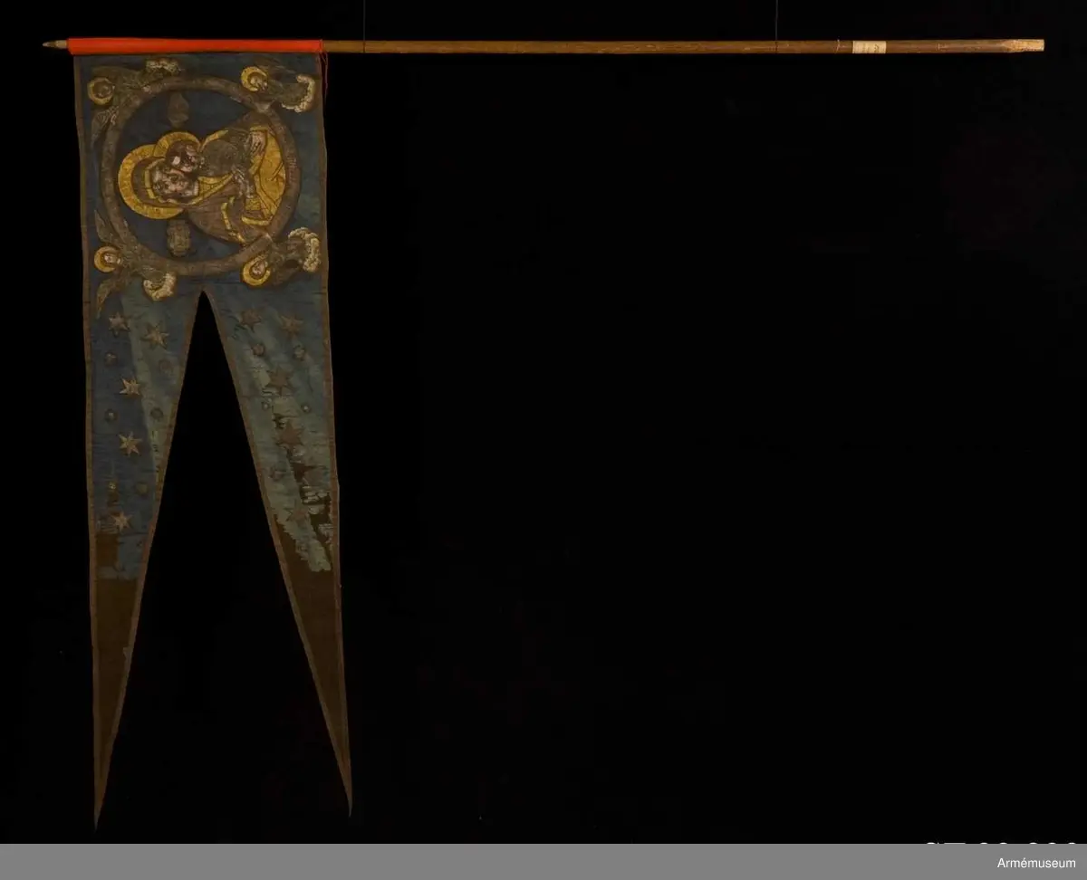 Tvåtungad duk av blå kinesisk sidendamast. Strumpa av rött kläde. Motivet målat med guld- och silverfärg.
Maria och Jesusbarnet återges i den komposition som kallas "Ömhetens Gudsmoder". Den av änglar burna medaljongen pryds av rysk inskrift som i översättning lyder: "Över dig, Fader, gläds var skapad varelse, änglarnas skara och människosläktet. Du ger ljus åt de rättrognas kyrka. Vi, dina barn, lovsjunga dig, milde Fader."
Motivet är lika på båda sidor men av stilen att döma är de målade av olika konstnärer.