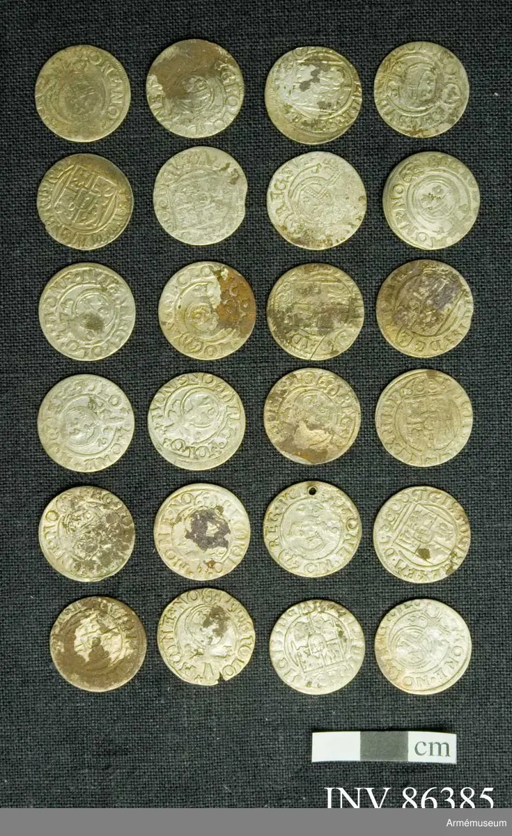 Grupp M.
En samling mynt funna vid Poltava.
Mynt förteckning:
Preussen Pommern 1/24 Thaler 1620-talet: 24 st.
G II A 1/14 riksdaler Riga 2 st.
Karl XI 1/24 riksdaler Riga 1669 1 st.
Christina 1/24 riksdaler Riga 4 st.
157 lösa mynt.
17 överskjutande
Totalt 188 st. (fattas 11 st).
 
Sigismund III 1/24 thaler, prägl. i Polen 1620 tal. 140ex.
Gust II Adolf, för Riga 1620 t. 23 ex. 
Christina 4 ex. 
Carl XI 1669 1 ex
1/24 thal för Mark Brandenburg, Preussen och Pommern alla från 1620 talet - 33 ex.

x) Ett ex till krigsarkivarien Steckzen d. 22/8 /1933 för att överlämnas som gåva till Verner von Heidenstam. 2007-01-24 /TW