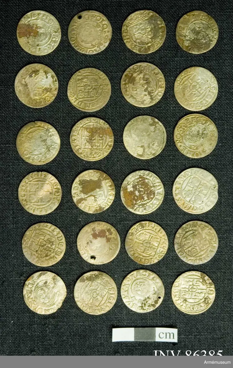 Grupp M.
En samling mynt funna vid Poltava.
Mynt förteckning:
Preussen Pommern 1/24 Thaler 1620-talet: 24 st.
G II A 1/14 riksdaler Riga 2 st.
Karl XI 1/24 riksdaler Riga 1669 1 st.
Christina 1/24 riksdaler Riga 4 st.
157 lösa mynt.
17 överskjutande
Totalt 188 st. (fattas 11 st).
 
Sigismund III 1/24 thaler, prägl. i Polen 1620 tal. 140ex.
Gust II Adolf, för Riga 1620 t. 23 ex. 
Christina 4 ex. 
Carl XI 1669 1 ex
1/24 thal för Mark Brandenburg, Preussen och Pommern alla från 1620 talet - 33 ex.

x) Ett ex till krigsarkivarien Steckzen d. 22/8 /1933 för att överlämnas som gåva till Verner von Heidenstam. 2007-01-24 /TW