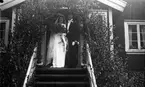 Brudpar på lövad verandatrappa