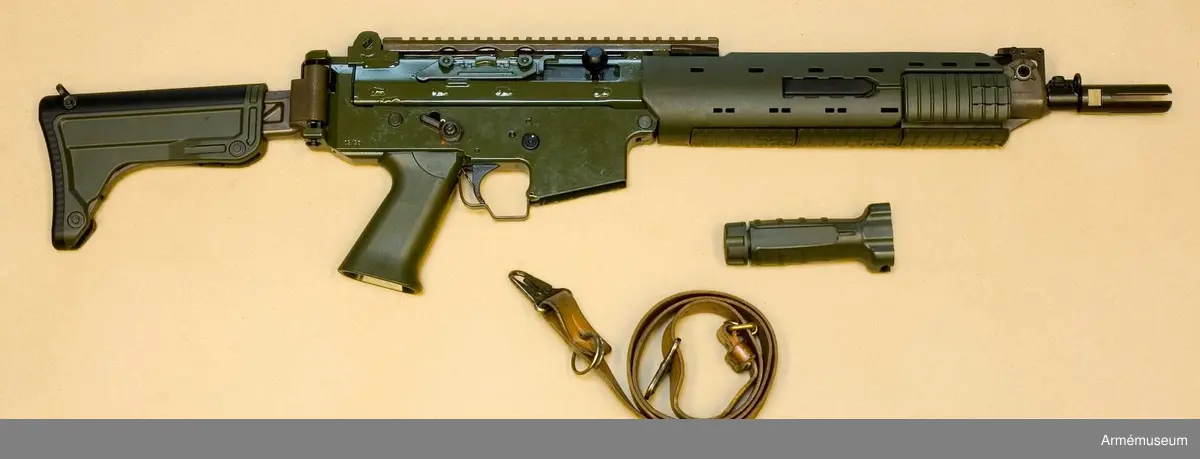 Automatkarbin 5C med tillhörande rem (M1353-006010), 4 magasin, handtag och rengöringssats i tygpåse innehållande oljedosa, läsklina samt säkringsnyckel. Helt ny automatkarbin, aldrig använd.
