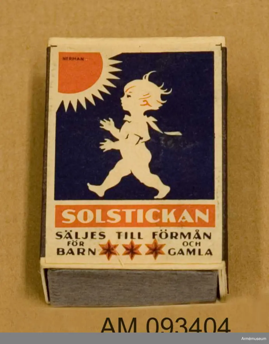 Tändsticksask med tändstickor. På ena sidan motivet Solstickan och på andra sidan ett klistermärke med motivet en anonym man i grön kavaj och röd slips med ett stort svart frågetecken över ansiktet. 