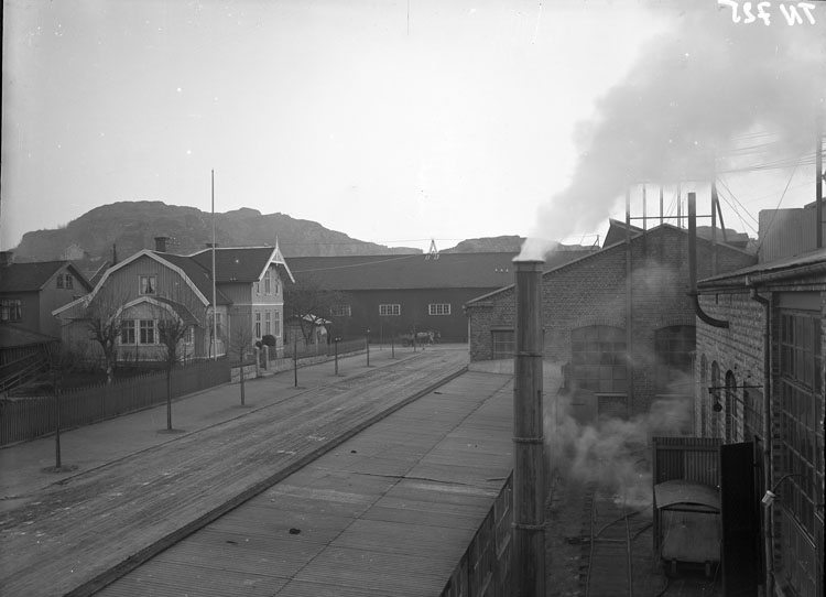 Enligt tidigare noteringar: "Vy över del av Uddevalla Tändsticksfabrik och disponentvillan vid Norra Långgatan (=Kilbäcksgatan)." Kilbäcksgatan-Östergatan.