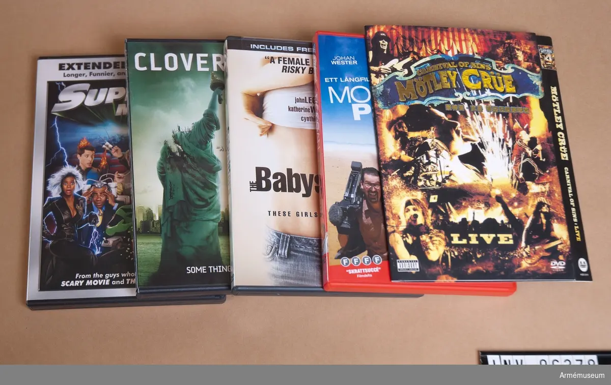 Innehåller 5 st dvd-filmer, varav 4 i plastfodral och ett i kartongfodral, med följande titlar; Morgan Pålsson världsreporter, The babysitters, Cloverfield, Superhero movie, liveinspelning Carneval of sins Mötley Crüe.
Två av filmerna oöppnade med obrutet sigill.