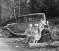 (Stereo karta XIX) Vid bilen vid Örsjön. 2 September 1928.