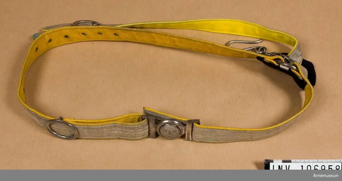 Av silvergalon med Svea livgardes knapp i spännet.