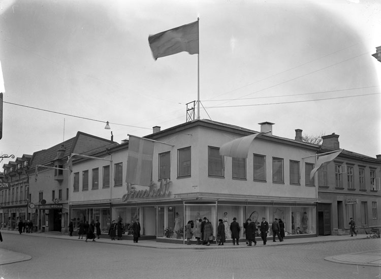 Uppgift enligt fotografen: "Uddevalla. Jörnsteds affärsfastighet Kungsgatan- Trädgårdsgatan."