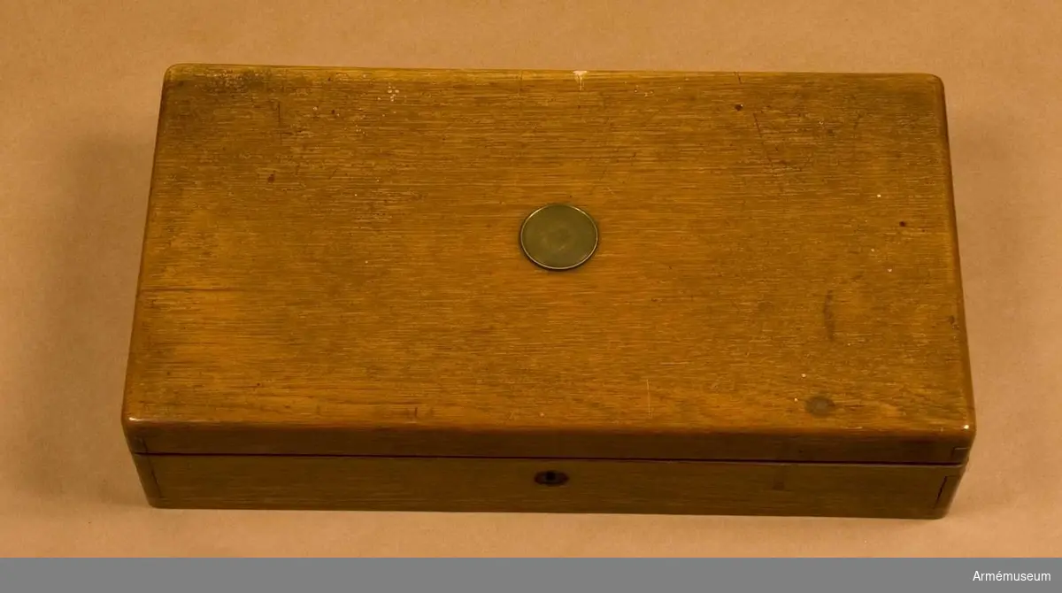 Grupp E: III.
Etui i ljus ek med omladdningpatroner.
Antal tillbehör i lådan: 9 st.
I etuiet ligger en påse med ca 160 g tändhattar.