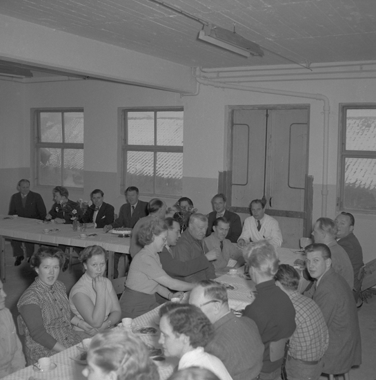 Text till bilden: "Gullmaren Presewing. Gasmaskfabrik. Fest. 1954"










i