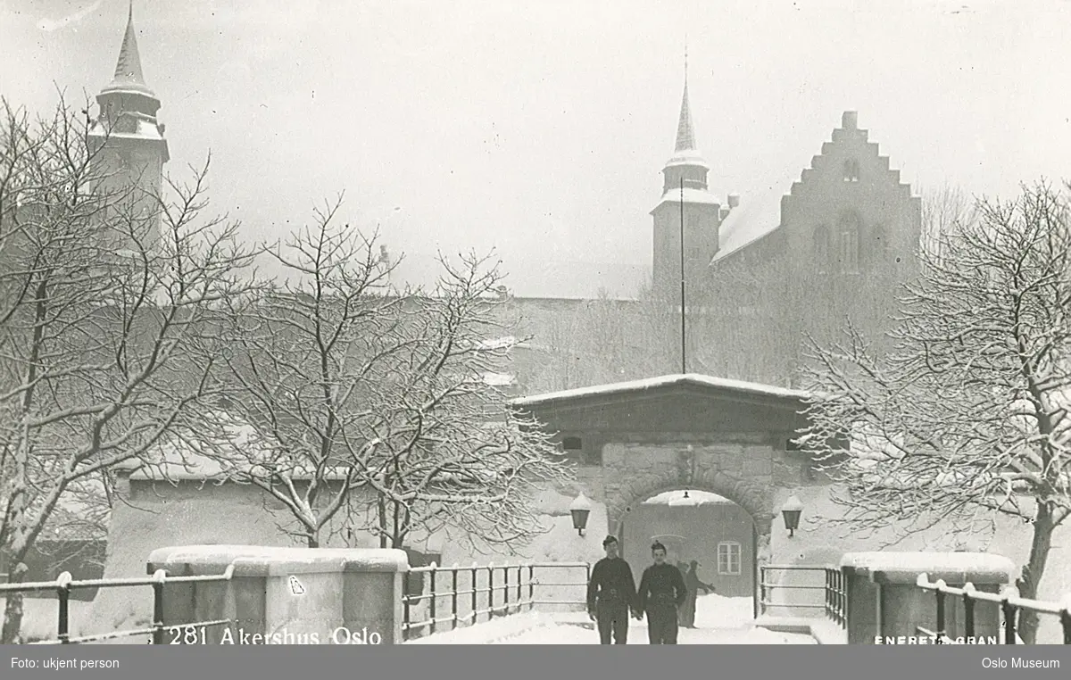 Akershus festning, festningsbroen, festningsporten, menn, soldater, snø