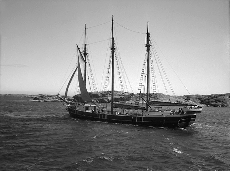 Tremastat slätskonare under gång mellan Lysekil och Smögen 1938.