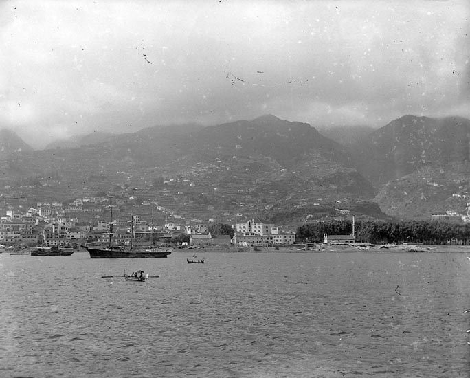 Enligt fotografens notering: "Madeira, högst uppe syns en tvåtornig byggnad".