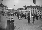 Från invigningen av dubbelstatyn på Kungstorget i Uddevalla. Vy över torget efter avtäckningen.